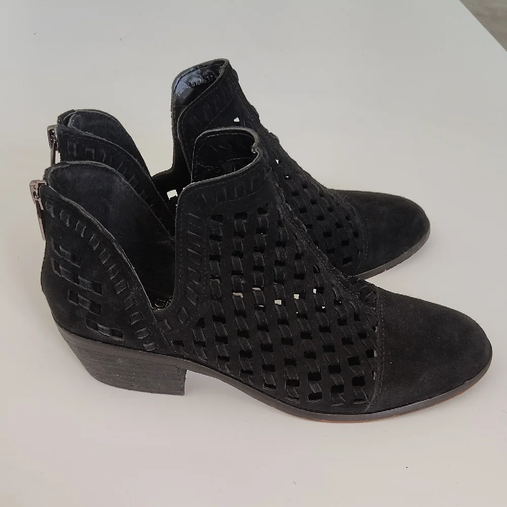 Vince Camuto Black Zip Back VC Phortiena Women’s 8 Zip Back Shoes